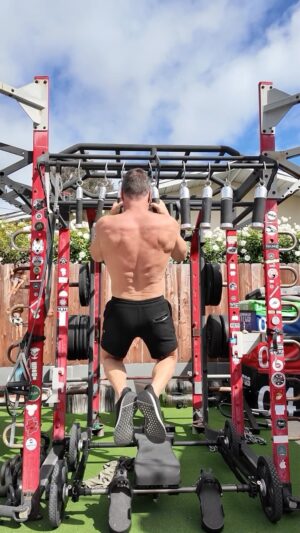 Clark Bartram Instagram - Most of the guys who’ve tried this cannot complete the first set. Hands too small or no grip strength. Gotta work it all guys.
