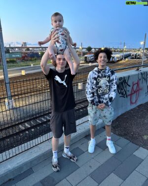 Claude Bégin Instagram - Six mois déjà pour notre petit Lougarou 🐢

On pense toujours que c’est impossible de t’aimer plus, mais te voir grandir nous fait mentir ❤️📈🌌