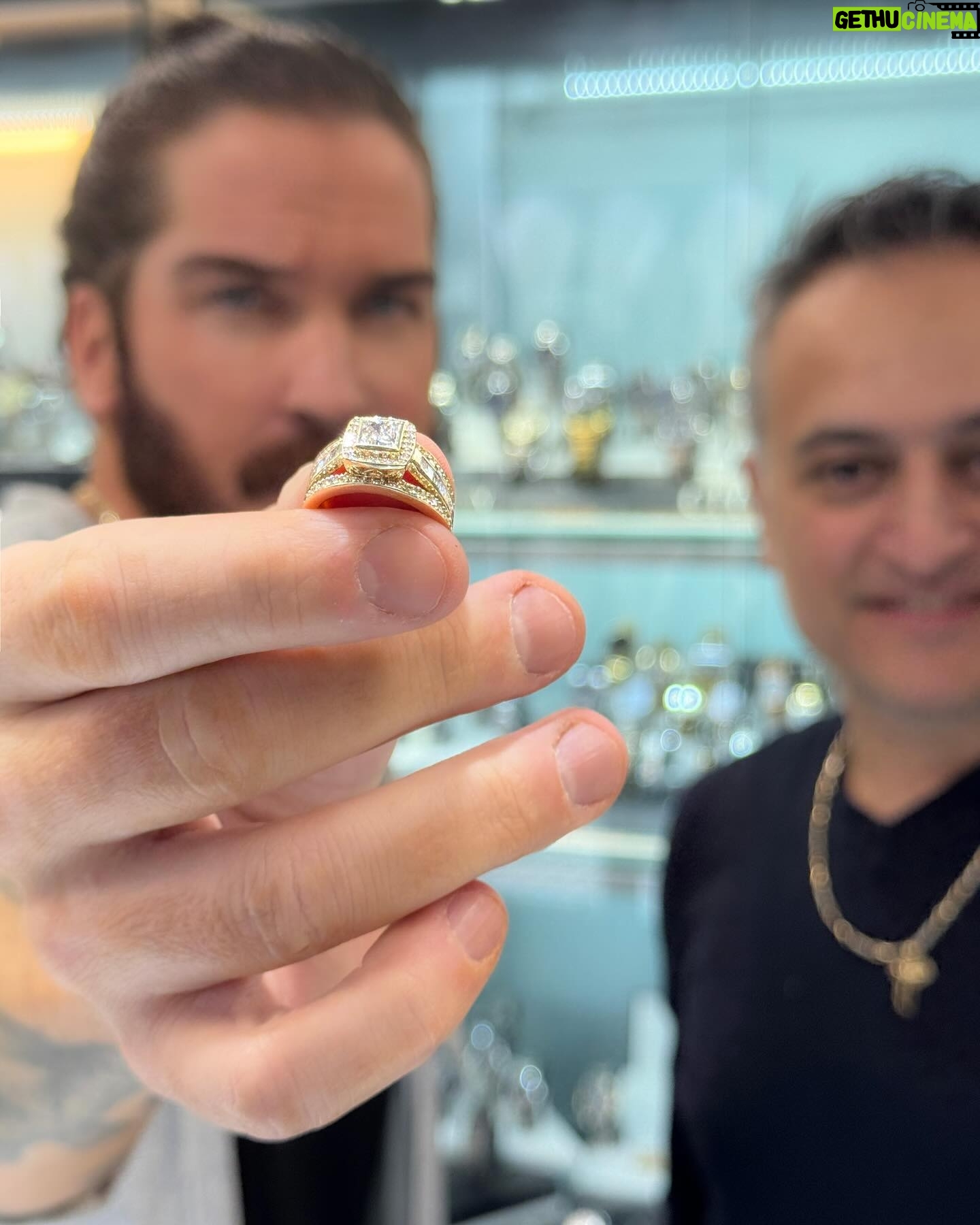 Claude Bégin - 8K Likes - CONCOURS 🌹💎💍
Pour célébrer la fête de l’amour qui approche, @jamiljewellery (ceux à qui j’ai confié la confection sur mesure de la bague de fiançailles et de mes chaînes) et moi organisons un tirage au sort pour une carte-cadeau d’une valeur de 500$ à leur bijouterie pour gâter ta personne (ou une personne que tu portes dans ton ❤️) ! (Valide à la boutique sur Mont-Royal et Masson)
Pour participer :
* Identifie @ la personne complice de ton amour (ou quelqu’un qui t’es chère)🕵🏻♀️
* Suivez @jamiljewellery et moi-même
* Partagez cette publication dans votre story en nous identifiant!
Vous avez jusqu’au dimanche le 11 février pour participer. Nous annoncerons le gagnant ou la gagnante le 12 février, c’est à dire 2 jours avant la Saint-Valentin! 💸