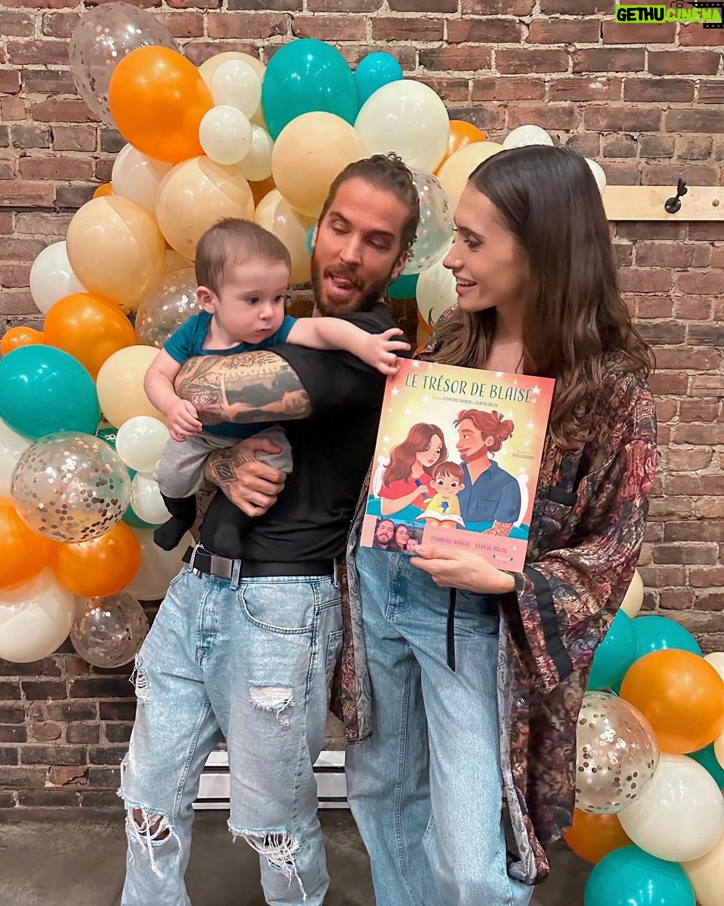 Claude Bégin - 45.3K Likes - 📸 @klevesquephoto
BB a 8 mois aujourd’hui et il a déjà fait le @7joursmagazine, y peut ben être ascendant Lion comme maman. Ben oui, une référence astro. C’EST D’MÊME.
Un autre gros mois qu’on vient de vivre là. Le lancement de son livre et de sa toune. Il a fait du gros PR à des événements à maman aussi.
Mais plus important encore, il a mangé toutes sortes de bonnes choses. 4 dents d’en haut qui se sont mises à pousser en même temps -😮💨- ET il a grimpé un étage au complet sous supervision, sans aide (🆘).
Son rire a encore évolué. Il trouve plein de choses super drôles (surtout papa qui fait semblant d’avoir mal ou maman qui se cache -gah, on réinventera pas la roue icitte à matin-). Tout ce qu’il aime et ce qu’il n’aime pas se clarifie aussi. Genre, porter des tuques, ça c’est un gros non… mais, avoir la tête à l’envers pis les pieds din air par exemple, ça c’est vraiment le fun.
Le découvrir reste ma chose préférée dans l’univers au complet toute.
J’ai vraiment envie de dire que c’est le plus beau, le plus brillant, le plus drôle, le plus gentil… mais, je l’sais que je suis pas très objective. Je le pense pareil.
Je t’aime mon bébé
tellement fort
toujours plus fort