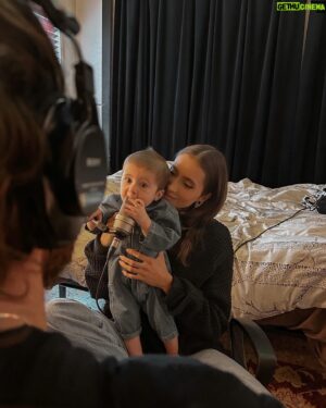 Claude Bégin Instagram - 📸 @klevesquephoto 

BB a 8 mois aujourd’hui et il a déjà fait le @7joursmagazine, y peut ben être ascendant Lion comme maman. Ben oui, une référence astro. C’EST D’MÊME. 

Un autre gros mois qu’on vient de vivre là. Le lancement de son livre et de sa toune. Il a fait du gros PR à des événements à maman aussi. 

Mais plus important encore, il a mangé toutes sortes de bonnes choses. 4 dents d’en haut qui se sont mises à pousser en même temps -😮‍💨- ET il a grimpé un étage au complet sous supervision, sans aide (🆘). 

Son rire a encore évolué. Il trouve plein de choses super drôles (surtout papa qui fait semblant d’avoir mal ou maman qui se cache -gah, on réinventera pas la roue icitte à matin-). Tout ce qu’il aime et ce qu’il n’aime pas se clarifie aussi. Genre, porter des tuques, ça c’est un gros non… mais, avoir la tête à l’envers pis les pieds din air par exemple, ça c’est vraiment le fun. 

Le découvrir reste ma chose préférée dans l’univers au complet toute. 

J’ai vraiment envie de dire que c’est le plus beau, le plus brillant, le plus drôle, le plus gentil… mais, je l’sais que je suis pas très objective. Je le pense pareil. 

Je t’aime mon bébé
tellement fort
toujours plus fort