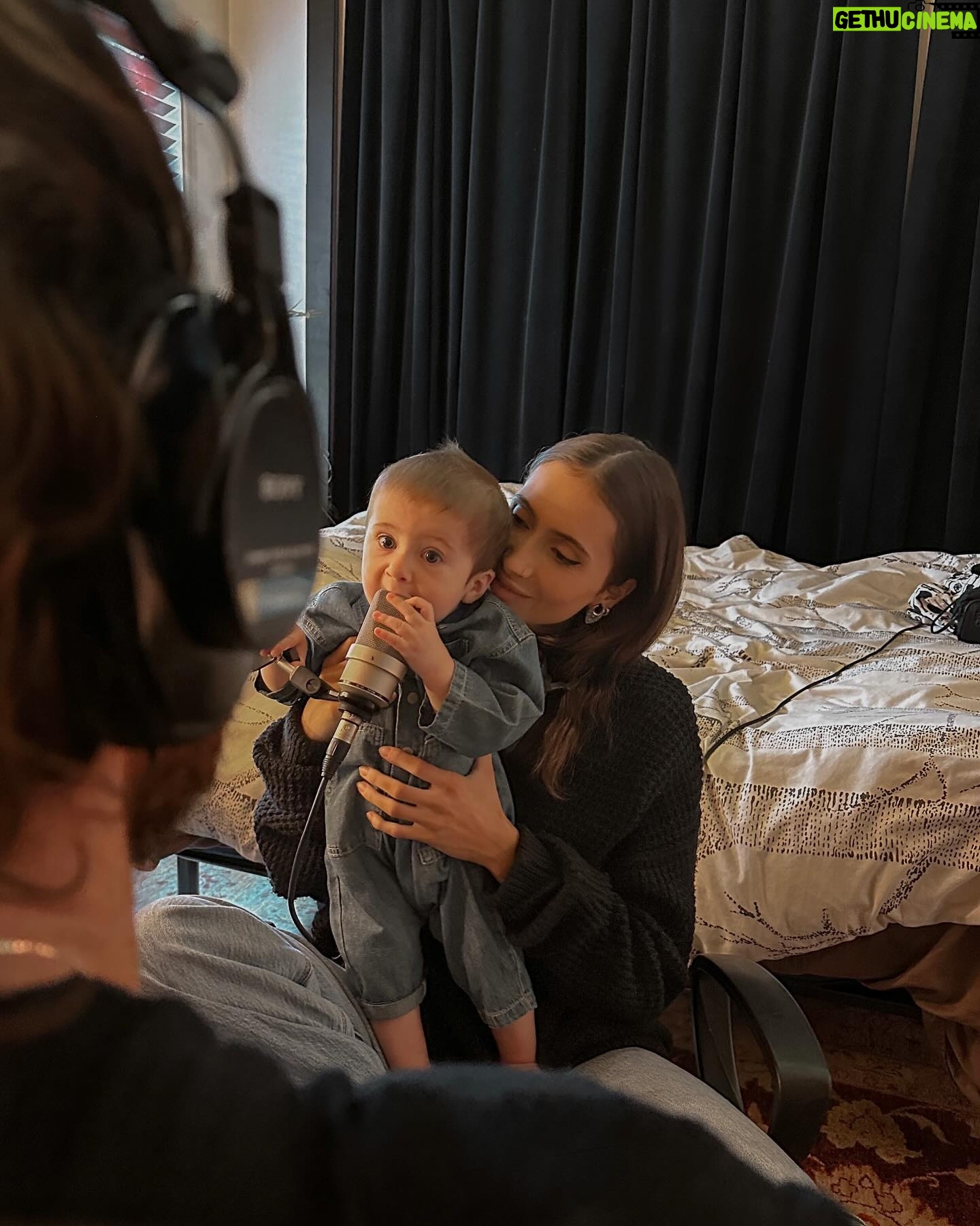 Claude Bégin - 45.3K Likes - 📸 @klevesquephoto
BB a 8 mois aujourd’hui et il a déjà fait le @7joursmagazine, y peut ben être ascendant Lion comme maman. Ben oui, une référence astro. C’EST D’MÊME.
Un autre gros mois qu’on vient de vivre là. Le lancement de son livre et de sa toune. Il a fait du gros PR à des événements à maman aussi.
Mais plus important encore, il a mangé toutes sortes de bonnes choses. 4 dents d’en haut qui se sont mises à pousser en même temps -😮💨- ET il a grimpé un étage au complet sous supervision, sans aide (🆘).
Son rire a encore évolué. Il trouve plein de choses super drôles (surtout papa qui fait semblant d’avoir mal ou maman qui se cache -gah, on réinventera pas la roue icitte à matin-). Tout ce qu’il aime et ce qu’il n’aime pas se clarifie aussi. Genre, porter des tuques, ça c’est un gros non… mais, avoir la tête à l’envers pis les pieds din air par exemple, ça c’est vraiment le fun.
Le découvrir reste ma chose préférée dans l’univers au complet toute.
J’ai vraiment envie de dire que c’est le plus beau, le plus brillant, le plus drôle, le plus gentil… mais, je l’sais que je suis pas très objective. Je le pense pareil.
Je t’aime mon bébé
tellement fort
toujours plus fort