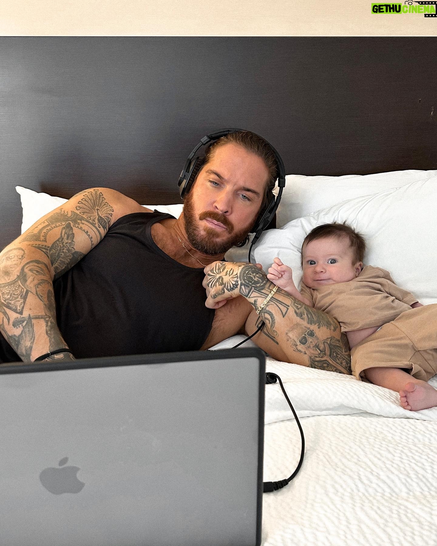 Claude Bégin - 10.5K Likes - Un bébé déjà voyage adapted✨💙
Une maman admirablement versatile 💪🏼🥛🌱❤️🔥
#famile
