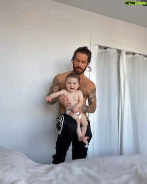 Claude Bégin Instagram - 📸 @klevesquephoto 

BB a 8 mois aujourd’hui et il a déjà fait le @7joursmagazine, y peut ben être ascendant Lion comme maman. Ben oui, une référence astro. C’EST D’MÊME. 

Un autre gros mois qu’on vient de vivre là. Le lancement de son livre et de sa toune. Il a fait du gros PR à des événements à maman aussi. 

Mais plus important encore, il a mangé toutes sortes de bonnes choses. 4 dents d’en haut qui se sont mises à pousser en même temps -😮‍💨- ET il a grimpé un étage au complet sous supervision, sans aide (🆘). 

Son rire a encore évolué. Il trouve plein de choses super drôles (surtout papa qui fait semblant d’avoir mal ou maman qui se cache -gah, on réinventera pas la roue icitte à matin-). Tout ce qu’il aime et ce qu’il n’aime pas se clarifie aussi. Genre, porter des tuques, ça c’est un gros non… mais, avoir la tête à l’envers pis les pieds din air par exemple, ça c’est vraiment le fun. 

Le découvrir reste ma chose préférée dans l’univers au complet toute. 

J’ai vraiment envie de dire que c’est le plus beau, le plus brillant, le plus drôle, le plus gentil… mais, je l’sais que je suis pas très objective. Je le pense pareil. 

Je t’aime mon bébé
tellement fort
toujours plus fort