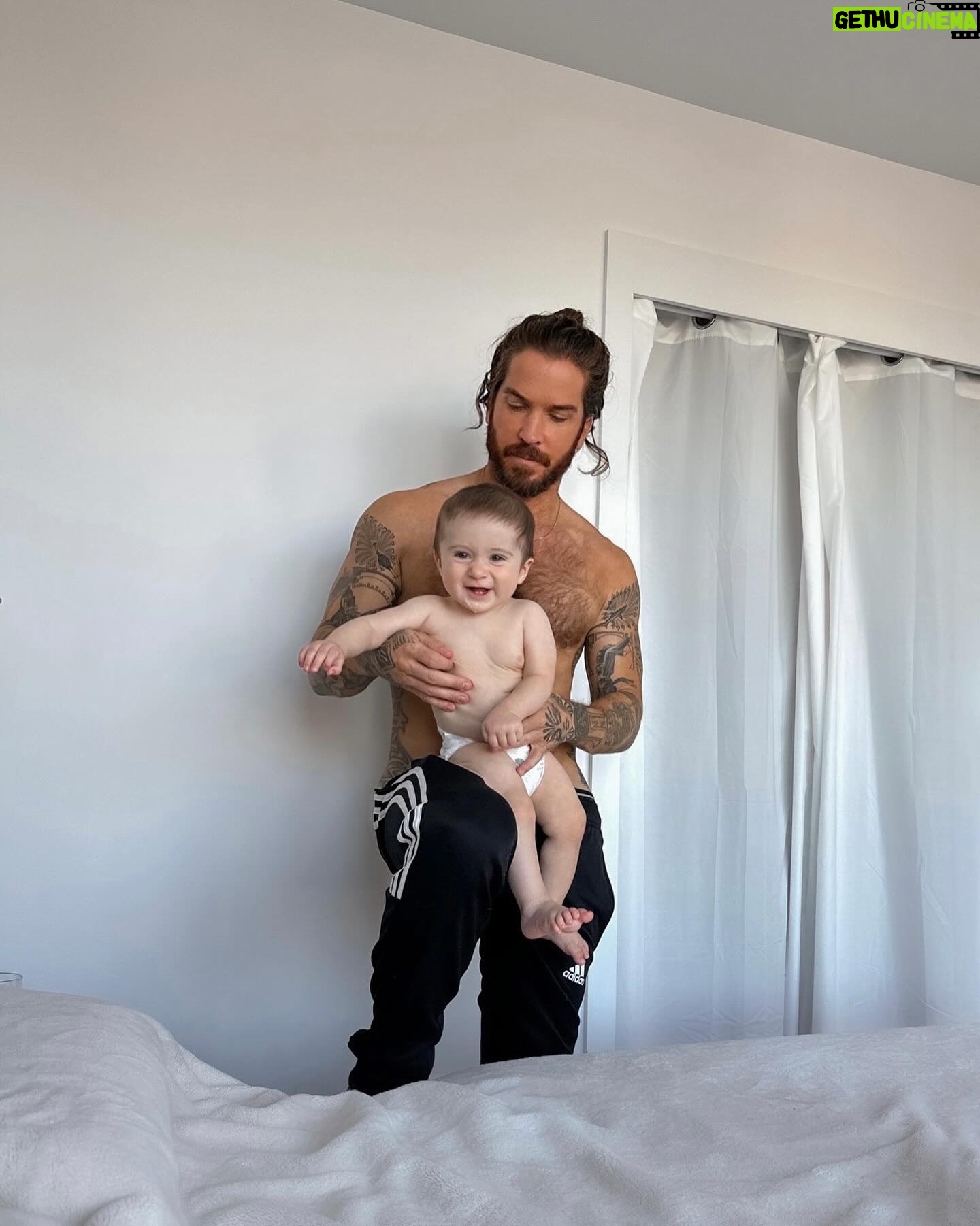 Claude Bégin - 45.3K Likes - 📸 @klevesquephoto
BB a 8 mois aujourd’hui et il a déjà fait le @7joursmagazine, y peut ben être ascendant Lion comme maman. Ben oui, une référence astro. C’EST D’MÊME.
Un autre gros mois qu’on vient de vivre là. Le lancement de son livre et de sa toune. Il a fait du gros PR à des événements à maman aussi.
Mais plus important encore, il a mangé toutes sortes de bonnes choses. 4 dents d’en haut qui se sont mises à pousser en même temps -😮💨- ET il a grimpé un étage au complet sous supervision, sans aide (🆘).
Son rire a encore évolué. Il trouve plein de choses super drôles (surtout papa qui fait semblant d’avoir mal ou maman qui se cache -gah, on réinventera pas la roue icitte à matin-). Tout ce qu’il aime et ce qu’il n’aime pas se clarifie aussi. Genre, porter des tuques, ça c’est un gros non… mais, avoir la tête à l’envers pis les pieds din air par exemple, ça c’est vraiment le fun.
Le découvrir reste ma chose préférée dans l’univers au complet toute.
J’ai vraiment envie de dire que c’est le plus beau, le plus brillant, le plus drôle, le plus gentil… mais, je l’sais que je suis pas très objective. Je le pense pareil.
Je t’aime mon bébé
tellement fort
toujours plus fort