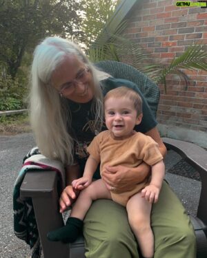 Claude Bégin Instagram - 📸 @klevesquephoto 

BB a 8 mois aujourd’hui et il a déjà fait le @7joursmagazine, y peut ben être ascendant Lion comme maman. Ben oui, une référence astro. C’EST D’MÊME. 

Un autre gros mois qu’on vient de vivre là. Le lancement de son livre et de sa toune. Il a fait du gros PR à des événements à maman aussi. 

Mais plus important encore, il a mangé toutes sortes de bonnes choses. 4 dents d’en haut qui se sont mises à pousser en même temps -😮‍💨- ET il a grimpé un étage au complet sous supervision, sans aide (🆘). 

Son rire a encore évolué. Il trouve plein de choses super drôles (surtout papa qui fait semblant d’avoir mal ou maman qui se cache -gah, on réinventera pas la roue icitte à matin-). Tout ce qu’il aime et ce qu’il n’aime pas se clarifie aussi. Genre, porter des tuques, ça c’est un gros non… mais, avoir la tête à l’envers pis les pieds din air par exemple, ça c’est vraiment le fun. 

Le découvrir reste ma chose préférée dans l’univers au complet toute. 

J’ai vraiment envie de dire que c’est le plus beau, le plus brillant, le plus drôle, le plus gentil… mais, je l’sais que je suis pas très objective. Je le pense pareil. 

Je t’aime mon bébé
tellement fort
toujours plus fort