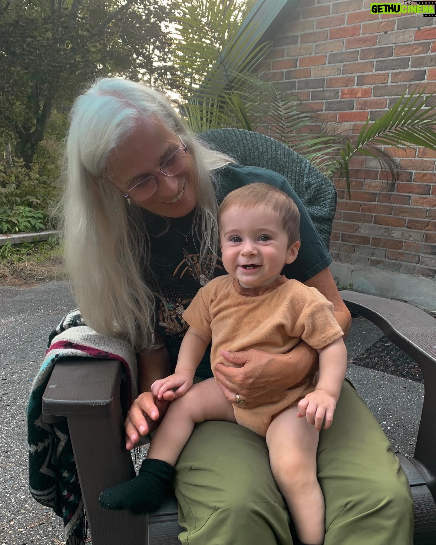 Claude Bégin - 45.3K Likes - 📸 @klevesquephoto
BB a 8 mois aujourd’hui et il a déjà fait le @7joursmagazine, y peut ben être ascendant Lion comme maman. Ben oui, une référence astro. C’EST D’MÊME.
Un autre gros mois qu’on vient de vivre là. Le lancement de son livre et de sa toune. Il a fait du gros PR à des événements à maman aussi.
Mais plus important encore, il a mangé toutes sortes de bonnes choses. 4 dents d’en haut qui se sont mises à pousser en même temps -😮💨- ET il a grimpé un étage au complet sous supervision, sans aide (🆘).
Son rire a encore évolué. Il trouve plein de choses super drôles (surtout papa qui fait semblant d’avoir mal ou maman qui se cache -gah, on réinventera pas la roue icitte à matin-). Tout ce qu’il aime et ce qu’il n’aime pas se clarifie aussi. Genre, porter des tuques, ça c’est un gros non… mais, avoir la tête à l’envers pis les pieds din air par exemple, ça c’est vraiment le fun.
Le découvrir reste ma chose préférée dans l’univers au complet toute.
J’ai vraiment envie de dire que c’est le plus beau, le plus brillant, le plus drôle, le plus gentil… mais, je l’sais que je suis pas très objective. Je le pense pareil.
Je t’aime mon bébé
tellement fort
toujours plus fort