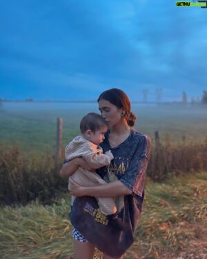 Claude Bégin Instagram - 📸 @klevesquephoto 

BB a 8 mois aujourd’hui et il a déjà fait le @7joursmagazine, y peut ben être ascendant Lion comme maman. Ben oui, une référence astro. C’EST D’MÊME. 

Un autre gros mois qu’on vient de vivre là. Le lancement de son livre et de sa toune. Il a fait du gros PR à des événements à maman aussi. 

Mais plus important encore, il a mangé toutes sortes de bonnes choses. 4 dents d’en haut qui se sont mises à pousser en même temps -😮‍💨- ET il a grimpé un étage au complet sous supervision, sans aide (🆘). 

Son rire a encore évolué. Il trouve plein de choses super drôles (surtout papa qui fait semblant d’avoir mal ou maman qui se cache -gah, on réinventera pas la roue icitte à matin-). Tout ce qu’il aime et ce qu’il n’aime pas se clarifie aussi. Genre, porter des tuques, ça c’est un gros non… mais, avoir la tête à l’envers pis les pieds din air par exemple, ça c’est vraiment le fun. 

Le découvrir reste ma chose préférée dans l’univers au complet toute. 

J’ai vraiment envie de dire que c’est le plus beau, le plus brillant, le plus drôle, le plus gentil… mais, je l’sais que je suis pas très objective. Je le pense pareil. 

Je t’aime mon bébé
tellement fort
toujours plus fort
