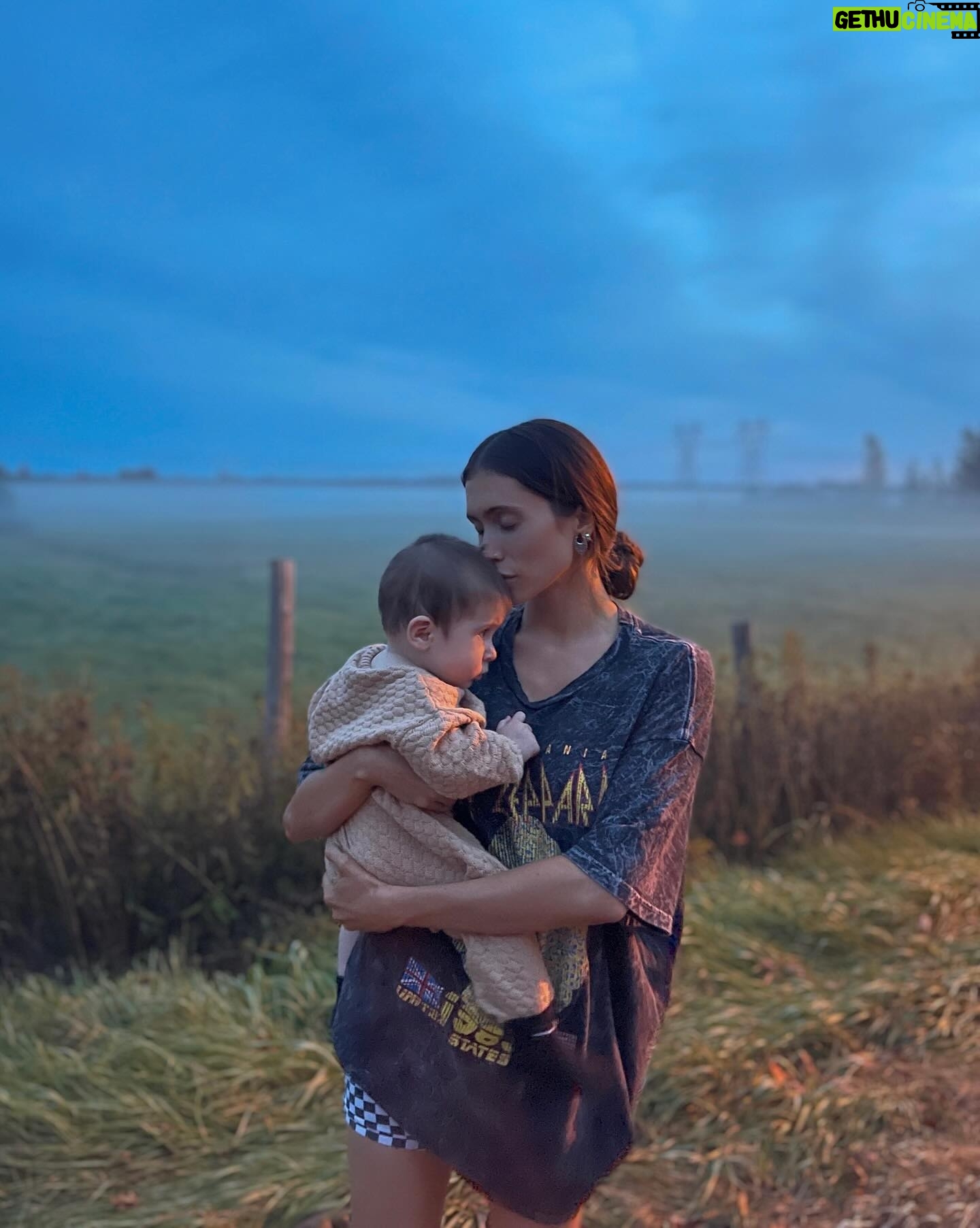 Claude Bégin - 45.3K Likes - 📸 @klevesquephoto
BB a 8 mois aujourd’hui et il a déjà fait le @7joursmagazine, y peut ben être ascendant Lion comme maman. Ben oui, une référence astro. C’EST D’MÊME.
Un autre gros mois qu’on vient de vivre là. Le lancement de son livre et de sa toune. Il a fait du gros PR à des événements à maman aussi.
Mais plus important encore, il a mangé toutes sortes de bonnes choses. 4 dents d’en haut qui se sont mises à pousser en même temps -😮💨- ET il a grimpé un étage au complet sous supervision, sans aide (🆘).
Son rire a encore évolué. Il trouve plein de choses super drôles (surtout papa qui fait semblant d’avoir mal ou maman qui se cache -gah, on réinventera pas la roue icitte à matin-). Tout ce qu’il aime et ce qu’il n’aime pas se clarifie aussi. Genre, porter des tuques, ça c’est un gros non… mais, avoir la tête à l’envers pis les pieds din air par exemple, ça c’est vraiment le fun.
Le découvrir reste ma chose préférée dans l’univers au complet toute.
J’ai vraiment envie de dire que c’est le plus beau, le plus brillant, le plus drôle, le plus gentil… mais, je l’sais que je suis pas très objective. Je le pense pareil.
Je t’aime mon bébé
tellement fort
toujours plus fort