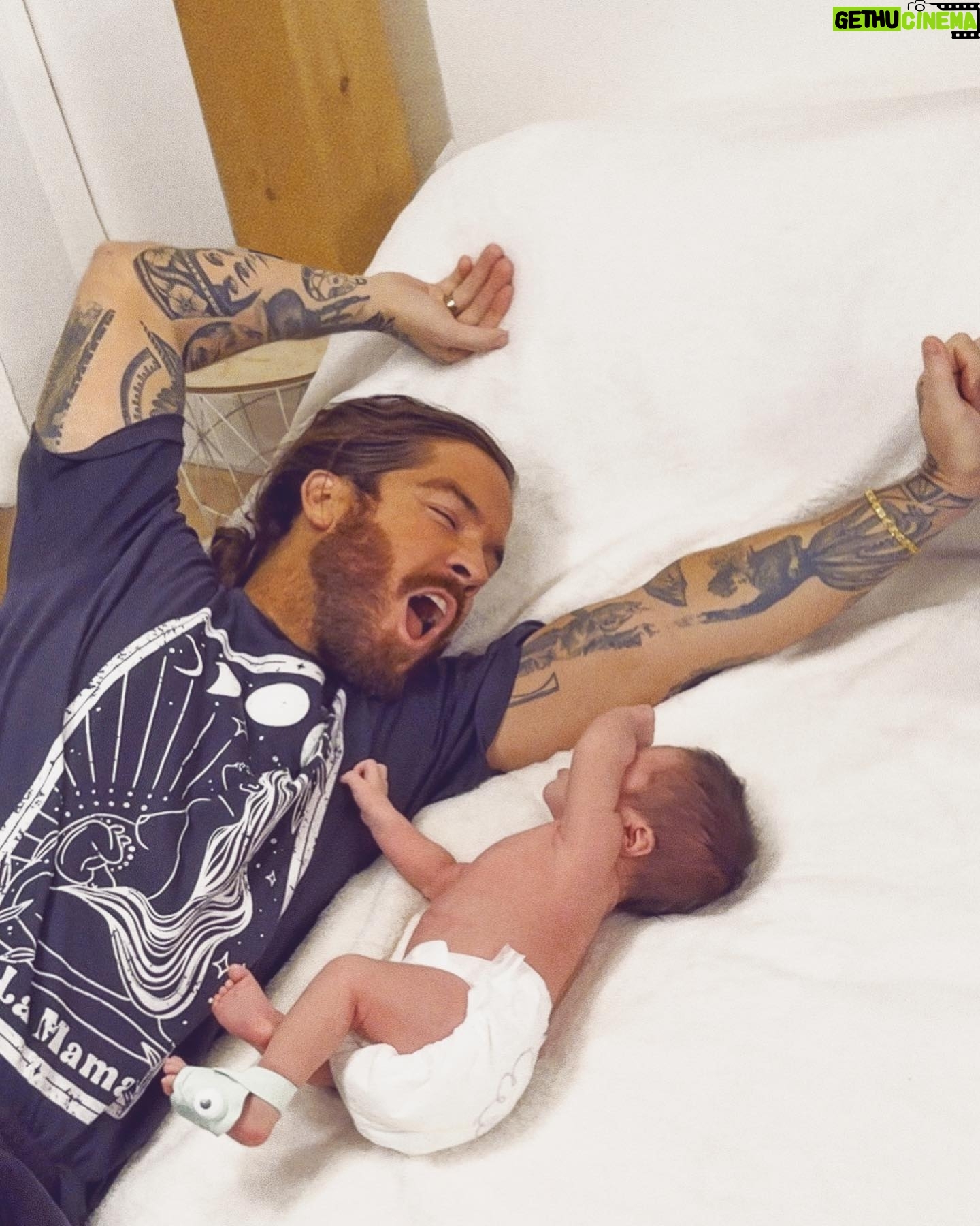 Claude Bégin - 14.6K Likes - Ce gars-là a 1 mois aujourd’hui! 🧔🏻♂️
Joyeux moisiversaire mon magnifique Loup aux sourcils toujours un peu froncés comme papa💙🎉