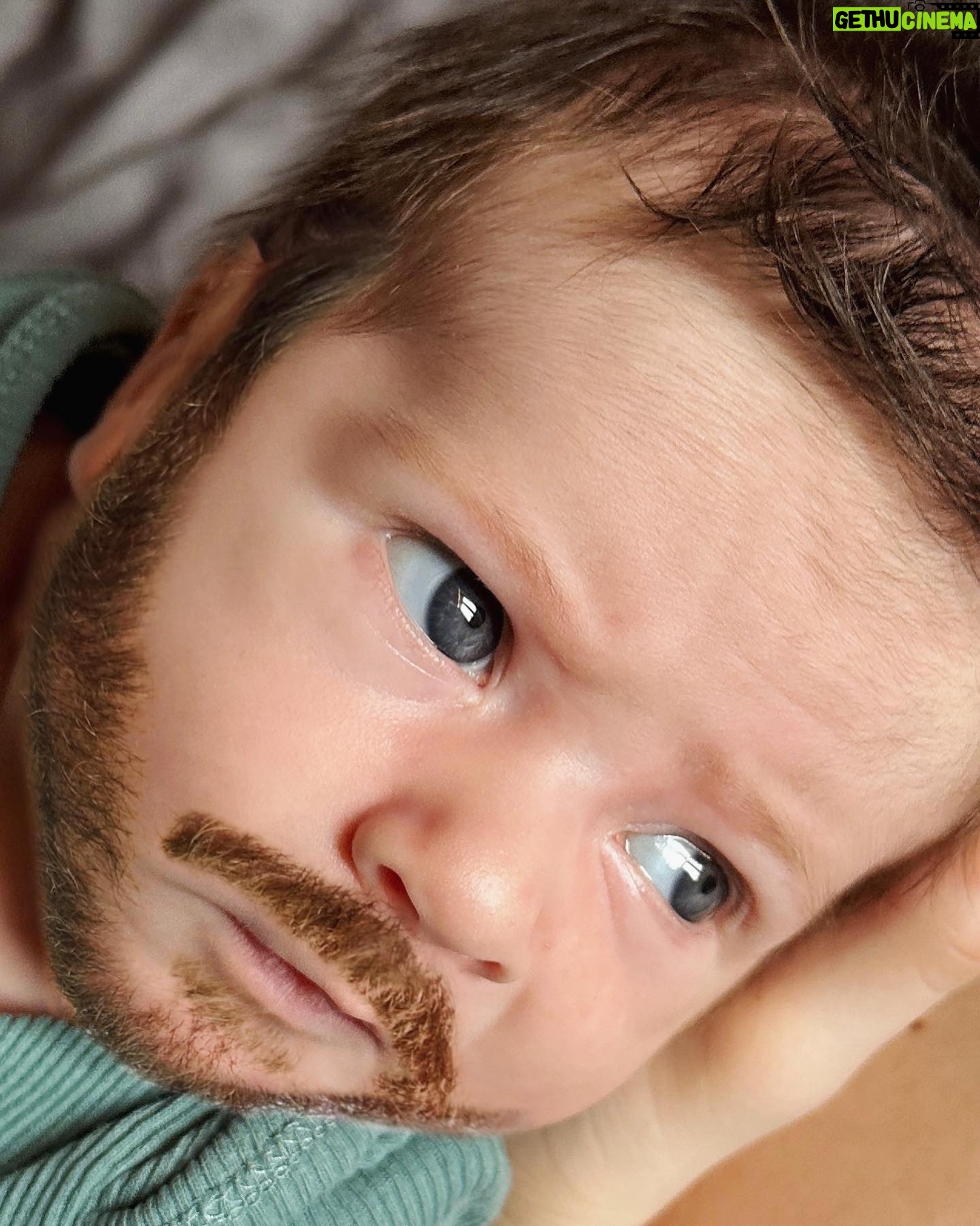 Claude Bégin - 14.6K Likes - Ce gars-là a 1 mois aujourd’hui! 🧔🏻♂️
Joyeux moisiversaire mon magnifique Loup aux sourcils toujours un peu froncés comme papa💙🎉
