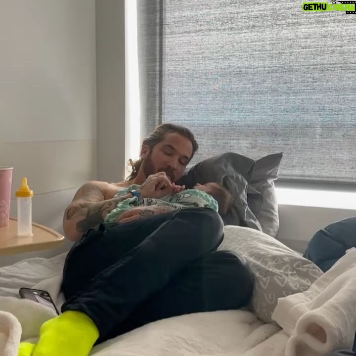Claude Bégin - 20.6K Likes - C’était la dernière journée à l’hôpital 🙏🏼 Après 11 jours, contre toute attente, ce petit bonhomme a décidé qu’il n’allait pas rester 1 mois comme l’estimait le personnel de l’hôpital à notre arrivée. 🫡 Avec sa mère incroyable et son petit estomac qui s’est mis en marche, ils forment un sacré duo laitier 💪🏼 bravo garçon et bienvenue dans tes maisons 🏢\🏡