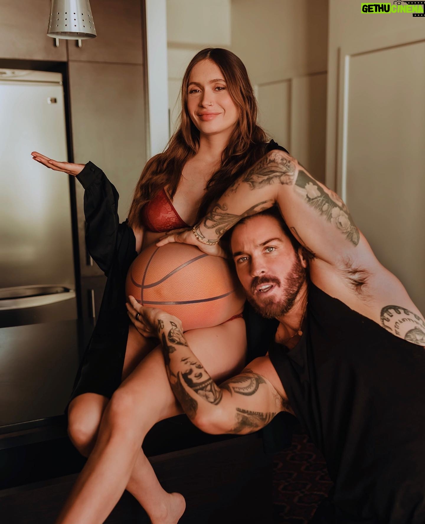 Claude Bégin - 16.2K Likes - La quantité d’amour qui attend ce bébé
🌊❤️❤️❤️❤️❤️❤️
On a tellement hâte! Comme dirait ta mère « prends ton temps, mais fais ça vite!🏀