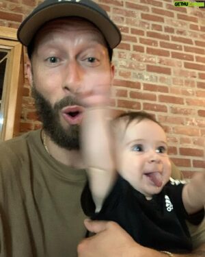 Claude Bégin Instagram - Six mois déjà pour notre petit Lougarou 🐢

On pense toujours que c’est impossible de t’aimer plus, mais te voir grandir nous fait mentir ❤️📈🌌