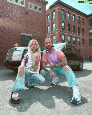 Claude Bégin Instagram - Si notre nouveau single « Rêver éveillé » était un rêve, ça ressemblerait sûrement au lyric video créé par @madebymalomtl 💭✨🌈

Disponible sur YouTube dès maintenant!

📸 @lysandrenadeau 🫶🏻