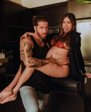 Claude Bégin Instagram - La quantité d’amour qui attend ce bébé 
🌊❤️❤️❤️❤️❤️❤️
On a tellement hâte! Comme dirait ta mère « prends ton temps, mais fais ça vite!🏀
