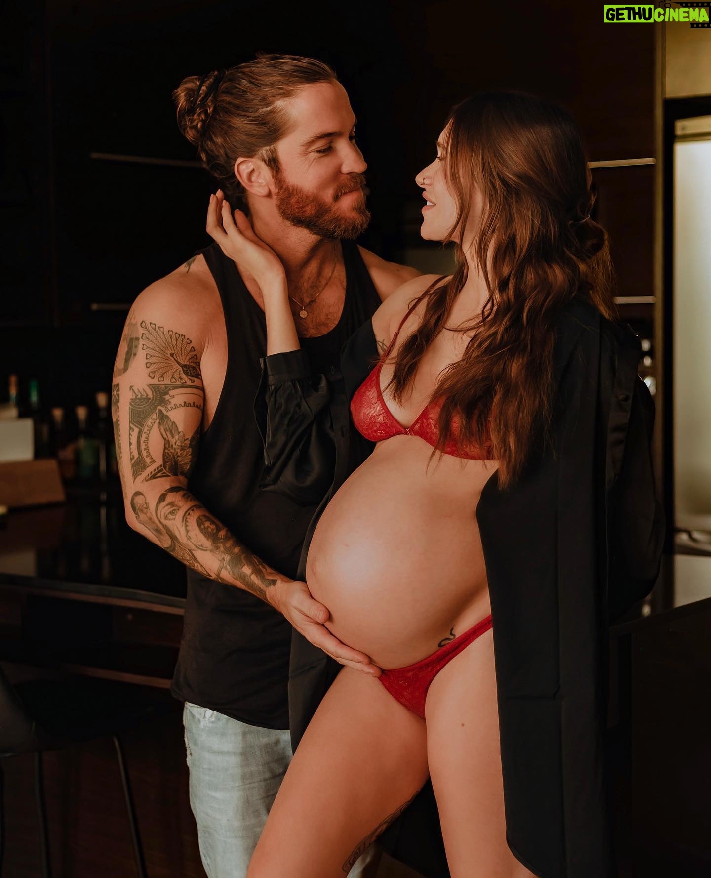 Claude Bégin - 16.2K Likes - La quantité d’amour qui attend ce bébé
🌊❤️❤️❤️❤️❤️❤️
On a tellement hâte! Comme dirait ta mère « prends ton temps, mais fais ça vite!🏀