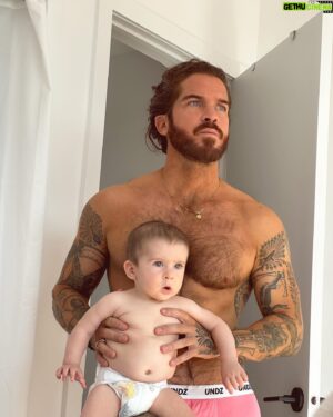Claude Bégin Instagram - Six mois déjà pour notre petit Lougarou 🐢

On pense toujours que c’est impossible de t’aimer plus, mais te voir grandir nous fait mentir ❤️📈🌌