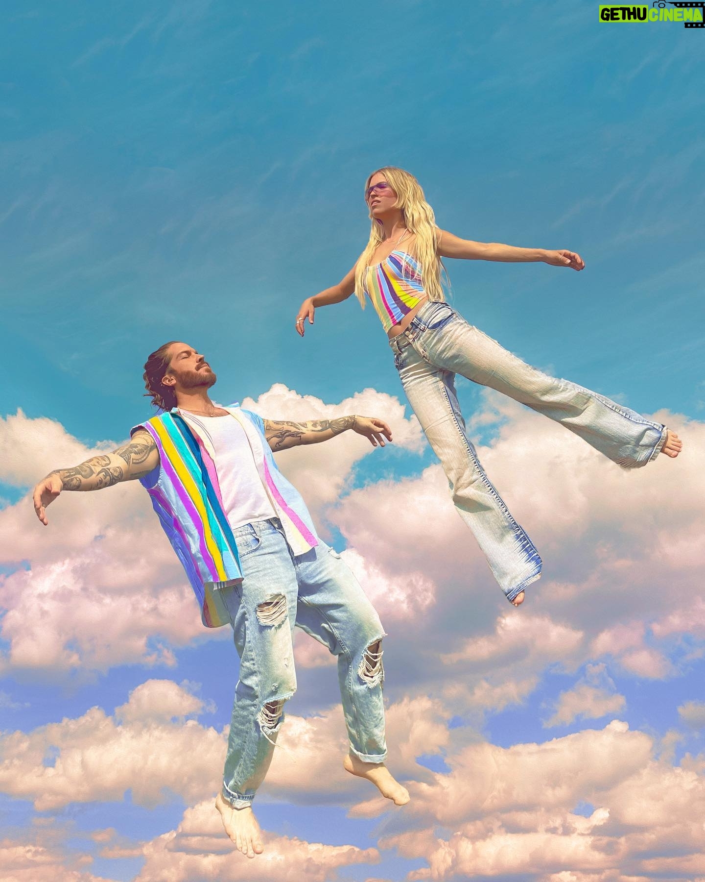 Claude Bégin - 9.1K Likes - 🌈☁️ CLAUD.IA.E aka C.B.C.B. vous présentent «Rêver éveillé», disponible partout! ☁️🌈
Un gros merci à @spotifycanada qui embarque avec nous là-dedans.
Merci aussi à @107.5_rouge et @107.3_rouge qui ont déjà accepté la chanson dans leurs rangs 🫶🏻
