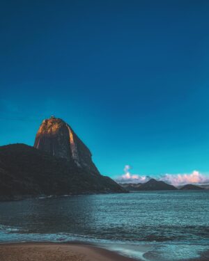 Cláudia Abrantes Instagram - E já passou um ano desde a minha visita ao Rio de Janeiro. O sentimento é o mesmo: “O Rio roubou a minha vontade de voltar para casa” e agora as saudades são cada vez maiores. Só eu sei o que senti quando ainda estava prestes a aterrar nesta linda cidade. 💚💛

#riodejaneiro #ferias #fyp #instagram #euamoorio #praia #sol #calor #mar #sal