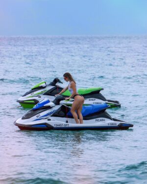 Cláudia Abrantes Instagram - Em 3 dias passei de 25° para 6° 🥵🥶
🇵🇹 —> 🇧🇷

#photoshoot #portosanto #praia #verão #summer #summervibes #motadeagua #jetski #instaphoto #hotdays #fyp #model