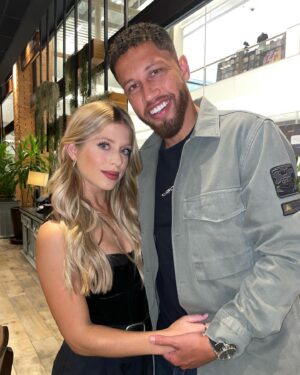 Cláudia Abrantes Instagram - Acabei de descobrir esta foto perdida na minha galeria e pensei: “como é que nunca postei isto?” 
Aqui vai ela. Ainda tinha o cabelo longo, estava no Brasil, e tinha o meu Lucas bem do meu lado. Hoje estou de cabelo curto, em Portugal, e sem o Lucas presente fisicamente, por motivos profissionais. 
Mas tem algo que me anima. E esse algo é a certeza de que Deus honra aqueles que perseguem os seus sonhos sem permitirem que nada nem ninguém os desvie do seu propósito. Ouvi dizer que todos os que colocam foco nas prioridades mediante as circunstâncias entram para a história. Por isso, cá estamos nós nas nossas batalhas diárias.
Neste momento, o nosso foco é as nossas carreiras profissionais. Amanhã, só Deus sabe. O certo é que Deus não une duas pessoas se não houver um propósito. Ele une duas pessoas para que juntas cumpram um propósito maior do que cumpririam sozinhas. 🙏❤️