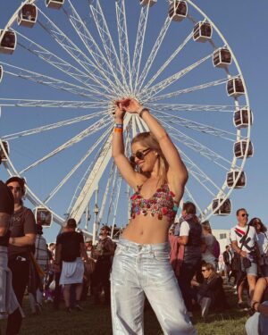 Cláudia Abrantes Instagram - O primeiro dia de Rock In Rio foi uma verdadeira surpresa. ❤️‍🔥🎸🎶

#rockinrio #rockinriolisboa #festival #music #rock #pepsi #actress #influencer #collab #fyp #instaphoto #rodagigante #20rockinrio