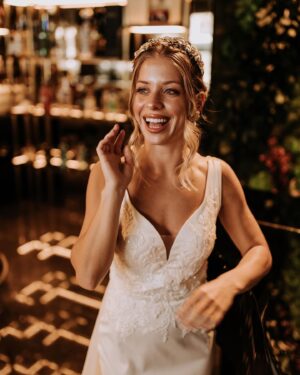 Cláudia Abrantes Instagram - Não aguentei, não aguento, nem sei se no dia do meu casamento irei conseguir lidar com tudo isto. 
Este foi dos trabalhos fotográficos mais mágicos que fiz. Senti-me uma verdadeira princesa e pela primeira vez, fiquei nervosa para fotografar, depois de vestir o vestido. 
Um muito obrigada a todas as pessoas que tornaram este trabalho tão especial. ❤️🙌🏻💫

@liafonsecamua 💄
@a.gouveia.hairstylist 💇‍♀️
@filipesantiagofotografia 📸
@nadinedress_ 👗
@sofiachavesjewelry 💎
@epicsana