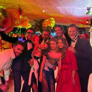 Claudia Álvarez Instagram - En la boda de mi mejor amigo @carlosquintanillas y @carlosadyan con las personas mas importantes #MiGeneracion #LosAmoChicos #LosCarlos