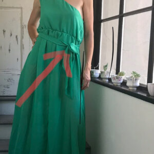 Claudia Black Instagram - Caveat emptor aka #buyerbeware hey @pipidressofficial when are you going to return my emails? You made me wait a month, sent me half the order, and half of what you DID send is utter rubbish. The blue and green dresses you see me elegantly modeling for you here are size small. REALLY?! Hey @instagram thought you’d like to know that this company comes up often as a sponsored link in my instagram feed. Not sure how it got there though one day I decided to give it a go. Zero customer service and bordering on total scam. Looking forward to you dealing with your sponsors and getting back to me with some customer support. And anyone else? Danger will Robinson! Abort mission to buy from this company until further notice.