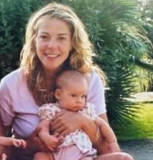 Claudia Gerini Instagram - 20 anni fa nascevi tu❤️❤️❤️e mi regalavi l’emozione più bella della mia vita❤️auguri amore immenso ❤️vederti crescere e’ un grande e dolce privilegio  #amore #mum #birthday questa canzone la canto io in duetto con Ornella Vanoni e da li, a me e a papà e’ venuto in mente il tuo nome  ROSA 🌹 la mia Rosa da impazzire @rosaenginoli @aleenginoli