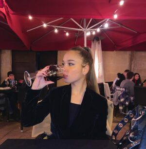Claudia Iglesias Pérez Instagram - y descubrí que no solo me gusta la mahou🍷