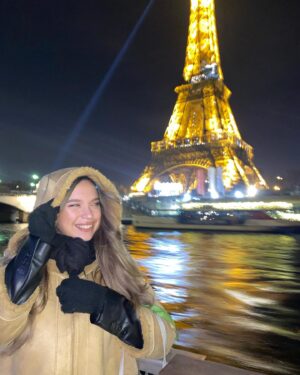 Claudia Iglesias Pérez Instagram - Paris Vol I 🫶🏻
Edurne : ese es Napoleón ( cualquier figura histórica que veíamos )
Claudia : eso es un ayuntamiento ( cualquier edifico )