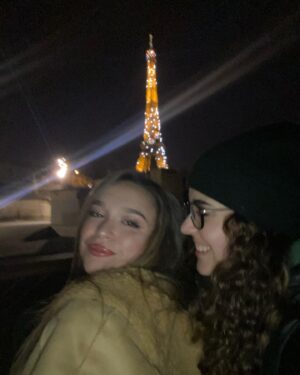 Claudia Iglesias Pérez Instagram - Paris Vol I 🫶🏻
Edurne : ese es Napoleón ( cualquier figura histórica que veíamos )
Claudia : eso es un ayuntamiento ( cualquier edifico )