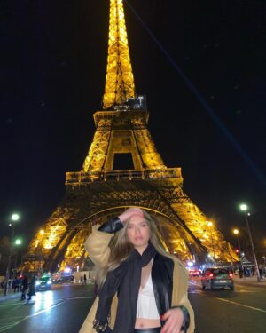 Claudia Iglesias Pérez Instagram - Paris Vol I 🫶🏻
Edurne : ese es Napoleón ( cualquier figura histórica que veíamos )
Claudia : eso es un ayuntamiento ( cualquier edifico )