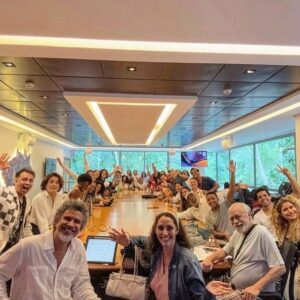 Claudia Souto Instagram - É sempre uma emoção intensa! E que time é esse?! Elenco dos sonhos🤩as feras reunidas na foto na leitura do primeiro capítulo, e tem mais gente incrível que entra depois ❤️✨ Hoje começam as gravações de #voltaporcima  Deus abençoe a todos nós: elenco, direção, produção, times das áreas criativas, efeitos, pós, meu time de autores, pessoal dos Estúdios... Acelera e vai! 🚍✨