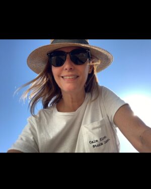 Claudia Souto Instagram - Fim da estação que eu mais gosto, desde menina. Ela tem estado mais desafiadora nos últimos anos, mas sigo apaixonada pelo Verão. Sua vibe única, suas cores, suas promessas de recomeço. Até já, Verão, seu lindo... no fim do ano te encontro. 👙🕶🌞🏖