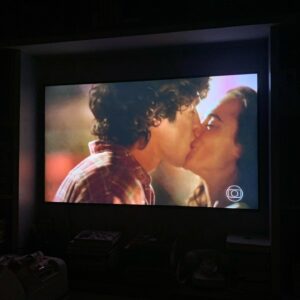 Claudia Souto Instagram - Eduardo e Mônica passando na tela da Glô. Várias camadas de emoção juntas.
Obrigada @renesampaiocinema por me convocar pra fazer parte dessa lindeza.  @eduardoemonicaofilme ❤️