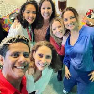 Claudia Souto Instagram - Comigo, dedos nos teclados dos computadores, cabeça nas tramas, corações a mil, @wbendelack , @julia_laks @isadorawilkinson @juperes e na pesquisa @tamis_araujo . Escrever com essa galera é um privilégio.