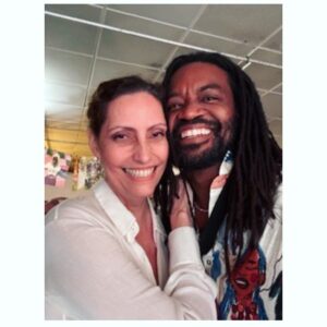 Claudia Souto Instagram - Há tempos queríamos esse encontro, e ele veio na hora certa, na história certa, e vamos de mãos dadas, meu amigo. Obrigada @fabricioboliveira . Vamos nos divertir, nos emocionar e colocar na roda essa história.