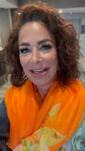 Claudia Wells Instagram - Happy Saturday!! Show day! @greatmediacomiccon #claudiawells #backtothefuture #bttf #jenniferparker #comiccon #appearance #pennsylvania