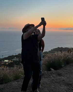 Claudine Langlois Instagram - Dernière semaine au ranch avec mon amoureux et mes amies qui sont venus me rejoindre pour faire de la création de contenu! 
Amazing week en Cali, forever grateful ❤️‍🔥

#cowgirl #dreamteam #sunset #beach #brain