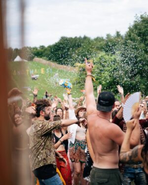 Claudine Langlois Instagram - THROWBACK ANATHAFEST 2023🌞
.
.
Juste parce qu’on m’a dit de jetter un coup d’oeil 👀 sur le instagram d’ @anathafest demain ! 
-
Just because I was told to check it out 👀 on @anathafest’s instagram tomorrow ! 

#festival #montreal #quebec #anathafest #festivalanatha