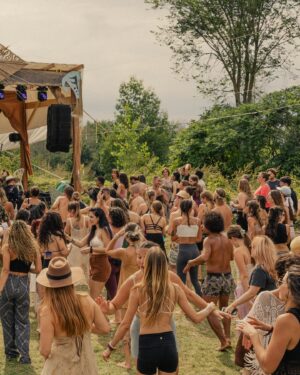 Claudine Langlois Instagram - THROWBACK ANATHAFEST 2023🌞
.
.
Juste parce qu’on m’a dit de jetter un coup d’oeil 👀 sur le instagram d’ @anathafest demain ! 
-
Just because I was told to check it out 👀 on @anathafest’s instagram tomorrow ! 

#festival #montreal #quebec #anathafest #festivalanatha