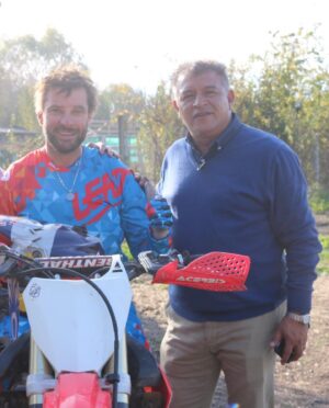 Claudio Borghi Instagram - Ya se lo dije por teléfono, pero no está de más destacar por acá a esta gran persona. El Sr. Francisco “Chaleco” Lopez debe ser una de los deportistas más humildes que conozco respecto a los logros que ha obtenido, todo a punta de esfuerzo y literalmente sudor y lágrimas. Hay que ser muy valiente (y honestamente bordear un poco la locura) para atreverse a aventurarse en este deporte y el tipo de competencias que realizan, donde se meten en el desiertos inhóspitos sin GPS y con hojas de ruta que son mucho más arcaicas que lo que muchos desde afuera creerían. Felicidades una vez más Chaleco, este año ganando el Dakar en categoría SxS! @franciscochalecolopez