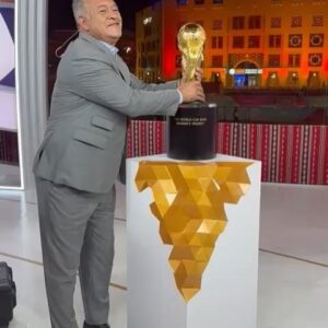 Claudio Borghi Instagram - Se mira, p̶e̶r̶o̶ ̶n̶o̶ ̶s̶e̶ ̶t̶o̶c̶a̶…SE TOCA! 🏆 
.
.
.
.
#campeóndelmundo #qatar2022 @telemundodeportes