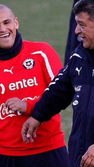 Claudio Borghi Instagram - Felicitaciones a @humbertoandresss por sus 101 goles en la primera división chilena! En realidad son muchísimos más en tus pasos en el exterior y en la selección, pero ayer celebramos este gran hito en tu carrera, sobretodo después de no haber jugado por 5 años 👏🏻👏🏻👏🏻 No olvidemos nunca que este fenómeno fue el Goleador del Mundo en el 2006!!!