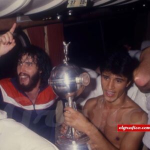 Claudio Borghi Instagram - Hace 35 años La Paternal gritaba de alegria porque @aaajoficial ganaba la Copa Libertadores 🐞🏆
📷 @elgraficoweb