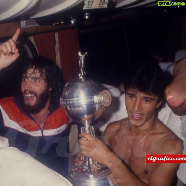 Claudio Borghi - 10K Likes - Hace 35 años La Paternal gritaba de alegria porque @aaajoficial ganaba la Copa Libertadores 🐞🏆
📷 @elgraficoweb