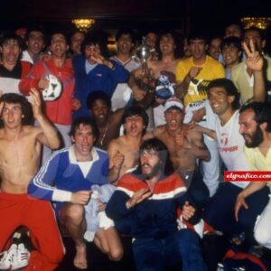 Claudio Borghi Instagram - Hace 35 años La Paternal gritaba de alegria porque @aaajoficial ganaba la Copa Libertadores 🐞🏆
📷 @elgraficoweb